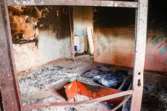 Casa &eacute; destru&iacute;da pelo fogo durante a madrugada no Anache