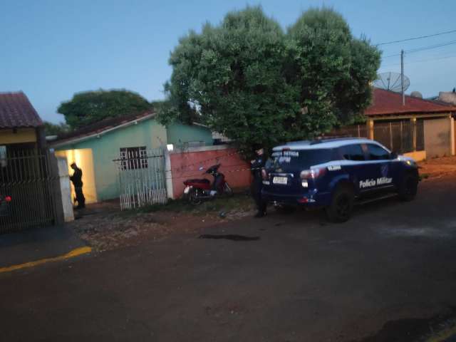 Homem de 33 anos &eacute; executado com 4 tiros enquanto assistia TV