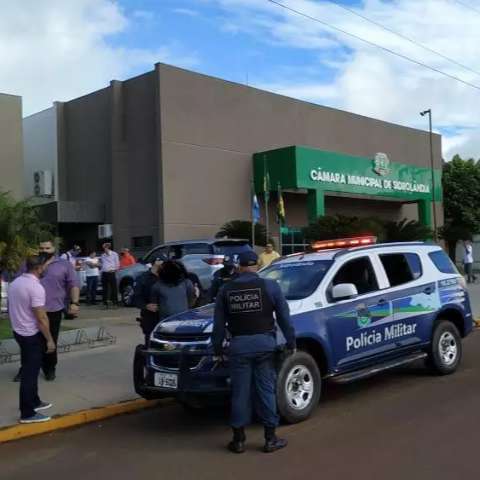 Irm&atilde;o de vereador &eacute; preso com arma durante posse na C&acirc;mara