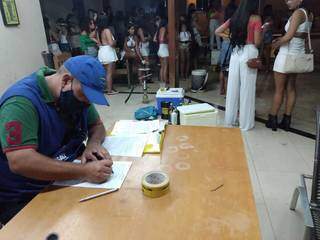 Fiscaliza&ccedil;&atilde;o encerra festa com mais de 100 pessoas durante a virada do ano