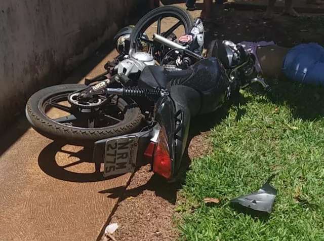Dupla de moto mata homem e fere casal a tiros em frente de casa