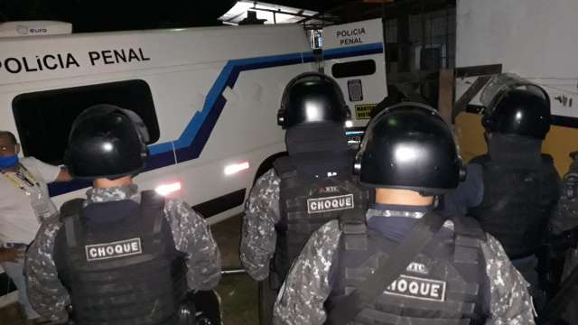Depois de 10h, agente feito de ref&eacute;m &eacute; liberado e detentos encerram tumulto