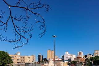 Céu limpo e claro em Campo Grande na manhã desta sábado (2) (Foto: Henrique Kawaminami)