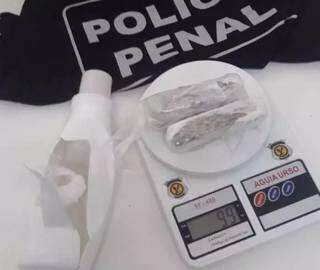 Mulheres s&atilde;o presas com droga dentro de cebola e frasco de amaciante