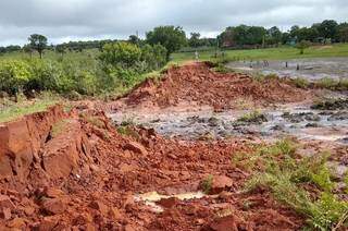 Aterro de represa se rompe ap&oacute;s chuva e prejudica moradores