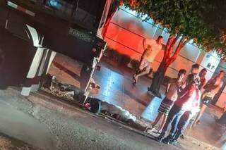 Motociclista de 34 anos morre ao atingir caminh&atilde;o estacionado