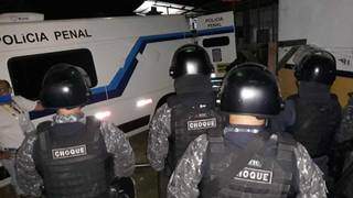 Policiais durante na unidade penal durante a liberação de refém (Foto: Tião Prado)