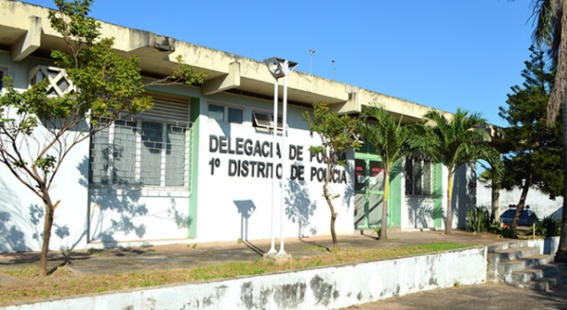 Jovem &eacute; espancado e amea&ccedil;ado por grupo em conveni&ecirc;ncia 
