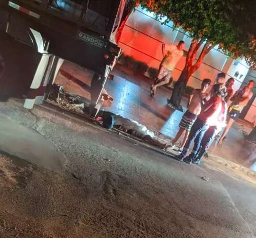 Motociclista de 34 anos morre ao atingir caminh&atilde;o estacionado