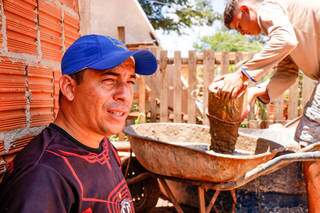 Alcionildo já tem recebido uma ajuda ou outra para tocar a obra (Foto: Henrique Kawaminami)