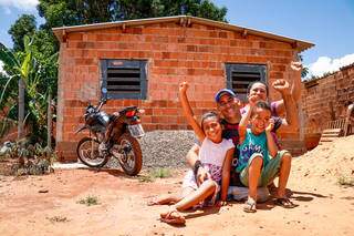 Família vive com dois salários mínimos, orçamento é apertado, mas alegria não falta (Foto: Henrique Kawaminami)