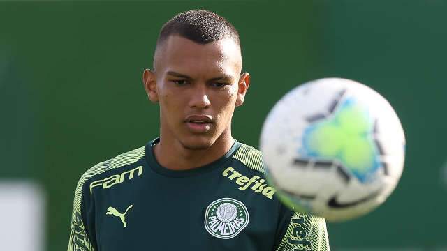 Palmeiras treina com presen&ccedil;a de Gabriel Veron e torcida faz festa no aeroporto