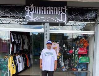 Rodrigo em frente a nova loja da marca (Foto: Arquivo Pessoal)