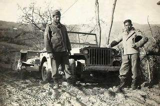 Venseslau à direita com soldado durante a 2ª Guerra (Foto: Divulgação/Patrimônio Histórico Cultural do Exército)