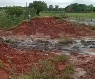 Prefeitura inicia recupera&ccedil;&atilde;o do aterro de represa que se rompeu ap&oacute;s temporal