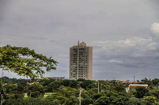 Céu de Campo Grande segue parcialmente nublado e há previsão para tempestade no decorrer do dia (Foto: Henrique Kawaminami)