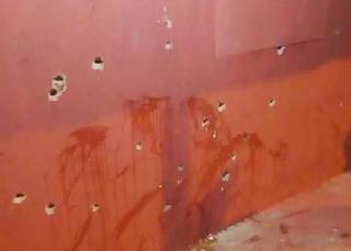 Marcas de tiros na parede onde ocorreu o atentado. (Foto: Direto das Ruas)