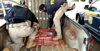 Polícia encontrou droga escondida em carroceria de veículo. (Foto: Divulgação/PRF)