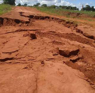 Prefeitura inicia recupera&ccedil;&atilde;o do aterro de represa que se rompeu ap&oacute;s temporal