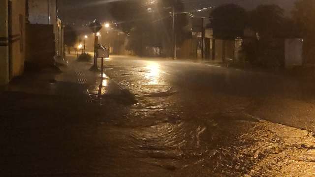 Depois de tarde com tempo &quot;fechado&quot;, chuva chega com for&ccedil;a na Capital 