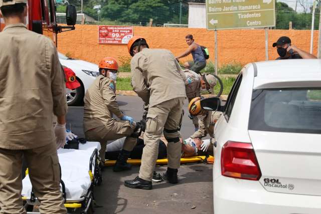  Acidente entre 3 ve&iacute;culos tem feridos e confus&atilde;o entre motociclistas  