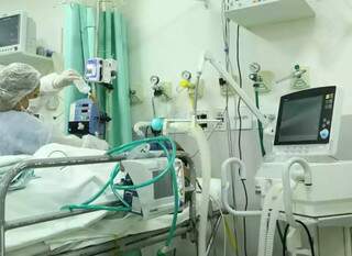 Profissional cuida de paciente grave em hospital (Foto: Campo Grande News/Arquivo)