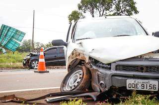 Carros envolvidos em colisão na rodovia (Foto: Henrique Kawaminami)