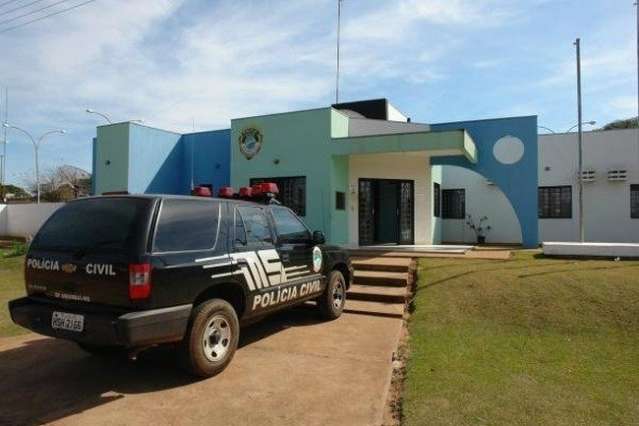 Homem &eacute; preso ap&oacute;s espancar colega e tentar &quot;escond&ecirc;-lo&quot; embaixo de folhas