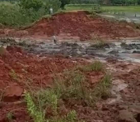 Prefeitura inicia recupera&ccedil;&atilde;o do aterro de represa que se rompeu ap&oacute;s temporal