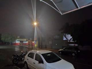 Depois de tarde com tempo &quot;fechado&quot;, chuva chega com for&ccedil;a na Capital 