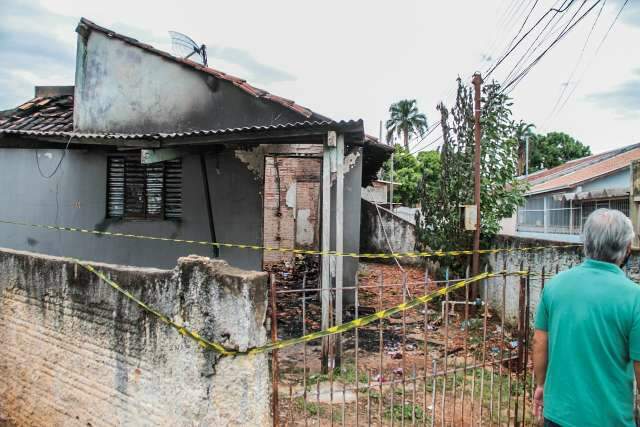 &ldquo;T&ocirc; queimando&rdquo;, gritava mulher que teve a casa destru&iacute;da em inc&ecirc;ndio