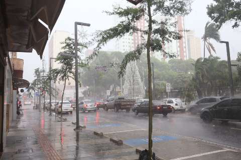 Chuva foi rápida, mas derrubou temperatura em 9°C em Campo Grande
