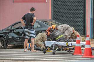 Motociclista sendo atendido pelo Corpo de Bombeiros. (Foto: Marcos Maluf)