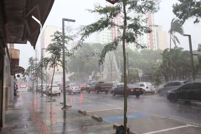 Chuva foi r&aacute;pida, mas derrubou temperatura em 9&deg;C em Campo Grande
