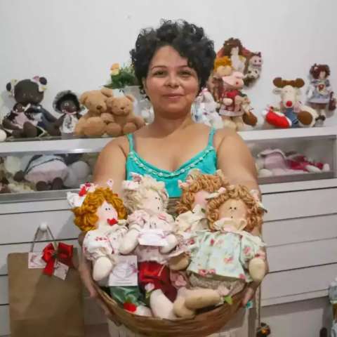 Bonecas de pano levam ansiedade e ajudam Marta a “salvar” marido