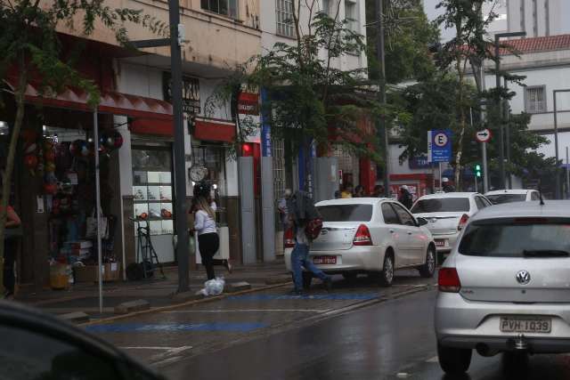 Mesmo com alerta, chuva pega muita gente desprevenida no Centro