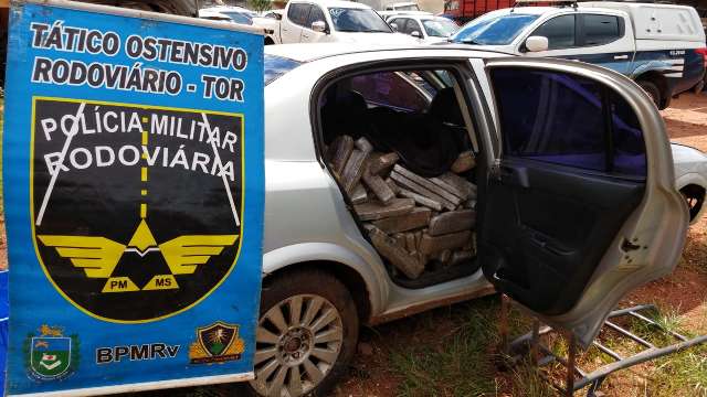 Traficante se acidenta e abandona carro com mais de meia tonelada de maconha 