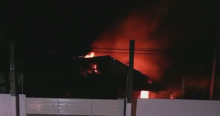 Curto-circuito em forro provoca incêndio e 2 ficam feridos Curto-circuito em forro provoca incêndio e 2 ficam feridos