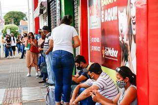 Candidatos em fila em frente ao prédio da Funtrab. (Foto: Henrique Kawaminami)