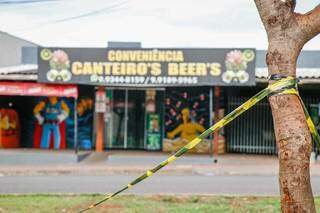 Comerciante foi assassinado em frente à conveniencia no Bairro Danúbio Azul (Foto: Henrique Kawaminami)