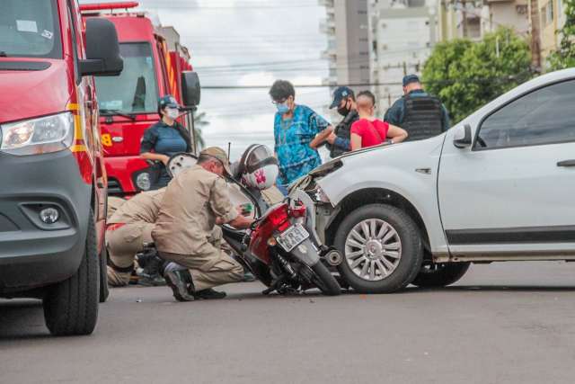 Motorista invade preferencial e bate em motociclista no São Francisco