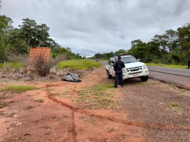 Corpo com marcas de tiro &eacute; encontrado em rodovia pr&oacute;xima da fronteira