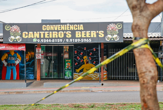 Local onde o comerciante foi assassinado a tiros e a golpes de faca pelo funcionario da conveniência (Foto: Henrique Kawaminami)