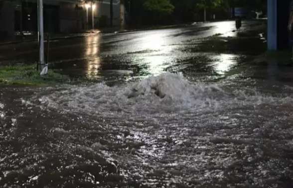 Em menos de uma hora, forte chuva transforma ruas de Corumb&aacute; em rios