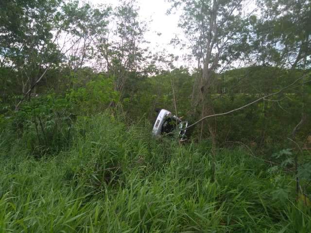 Mulher dorme ao volante, carro sai da pista e fica pendurado em barranco