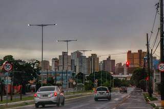 Quarta-feira amanheceu com garoa em Campo Grande. (Foto: Henrique Kawaminami)