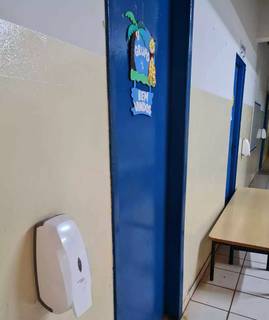 Na porta da sala de aula, reservatório de álcool (Foto/Divulgação)