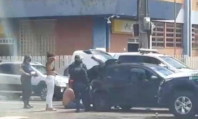 Homem acompanhado de mulher pelada &eacute; preso por tr&aacute;fico