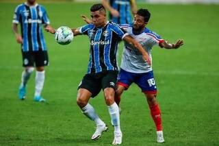 Gr&ecirc;mio sofre, mas supera o Bahia em Porto Alegre e entra no G4 do Brasileir&atilde;o