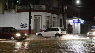 Em menos de uma hora, forte chuva transforma ruas de Corumb&aacute; em rios